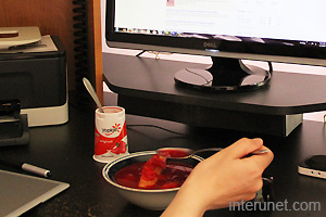 eating-in-front-computer-in-home-office