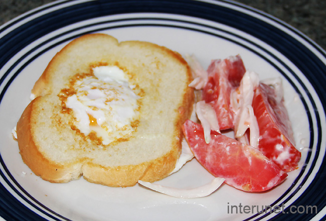 egg-fried-inside-slice-of-bread-with-tomatoes