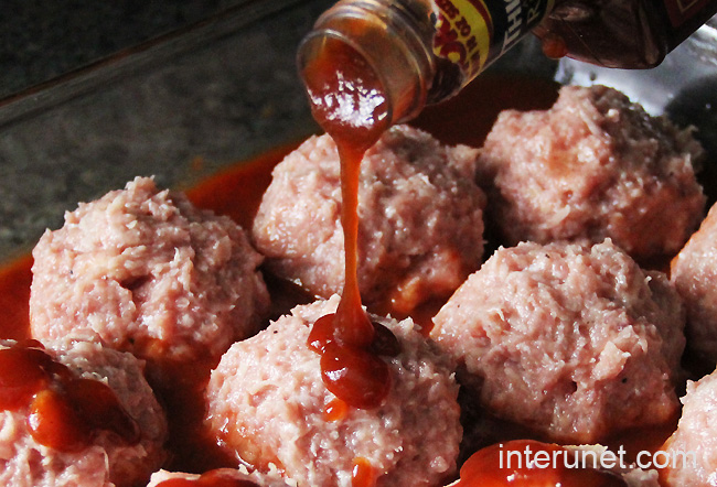 putting-barbecue-sauce-on-top-of-each-meatball