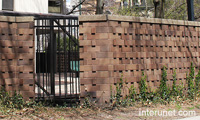 beautiful-brick-fence-with-metal-transitions
