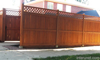 fence-with-wood-gate-lattice-top