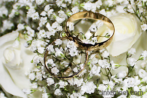 wedding-rings-on-white-flowers