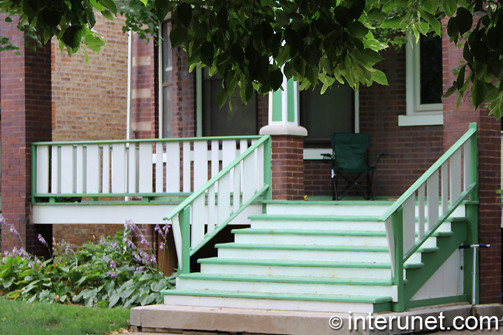 combination-of-green-and-white-colors-on-porch