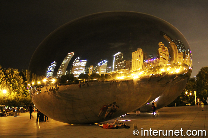 Cloud Gate - The Bean amazing sculpture view at night