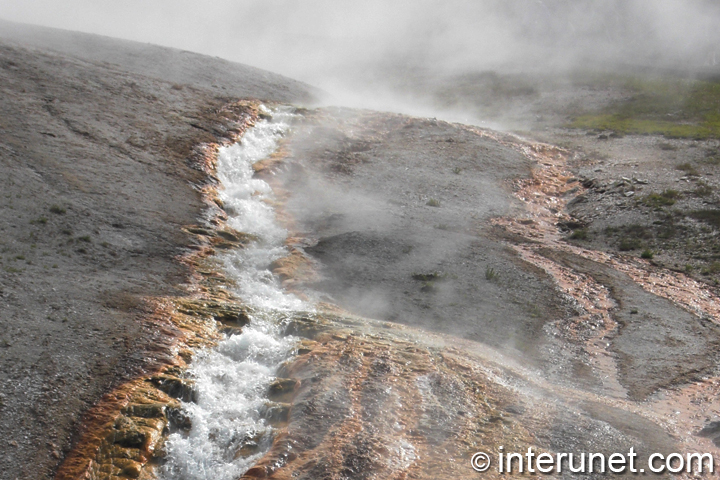 Hot-Springs-in-Yellowstone