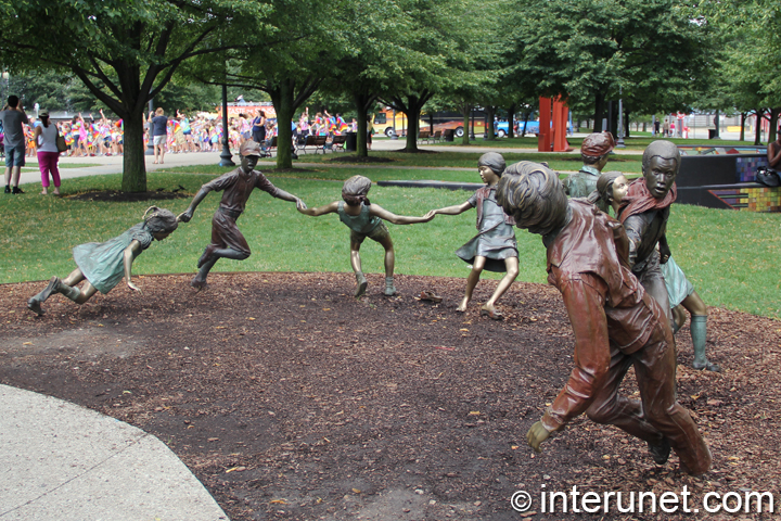 Sculpture-of-children-at-the-entrance-to-Navy-Pier-Chicago