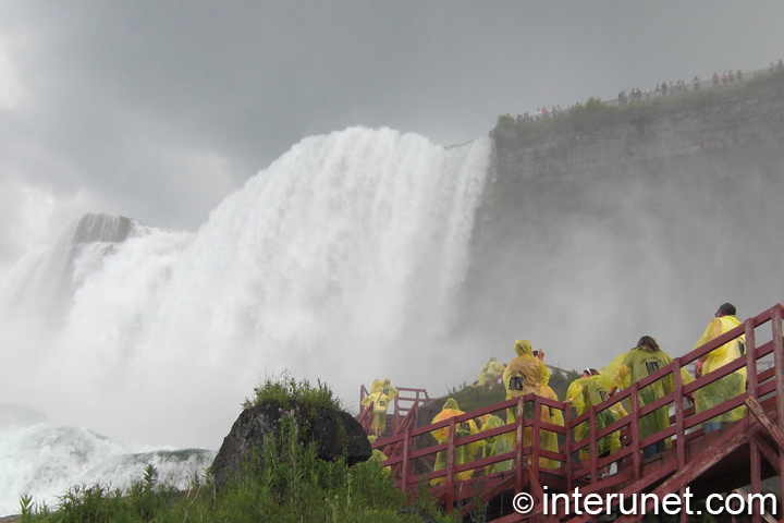 amazing-view-under-Niagara-Falls
