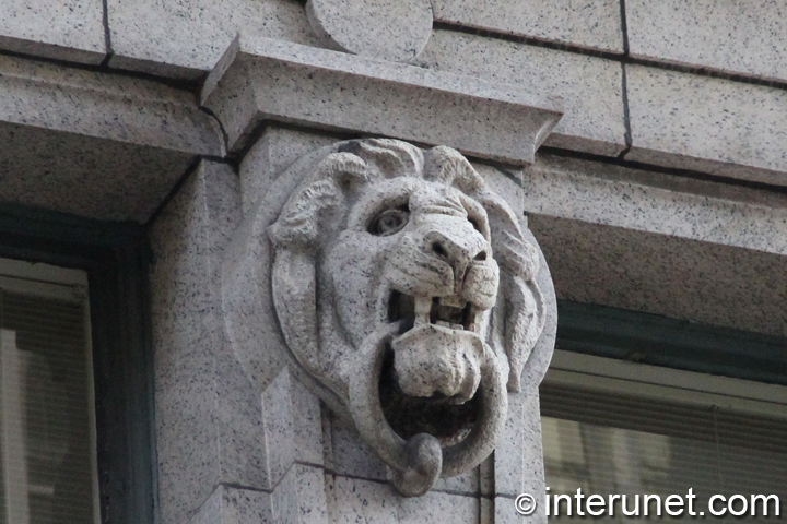 stone-sculpture-of-animal-head-on-the-building-in-Chicago 