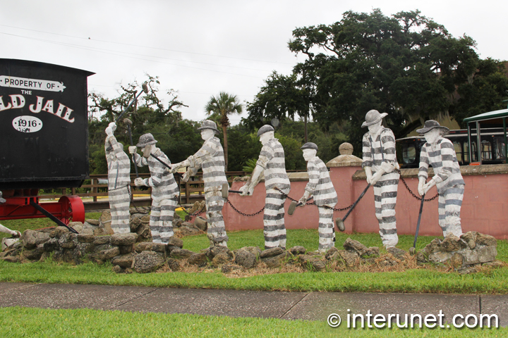 chain-gangs-sculpture-old-jail-in-St-Augustine