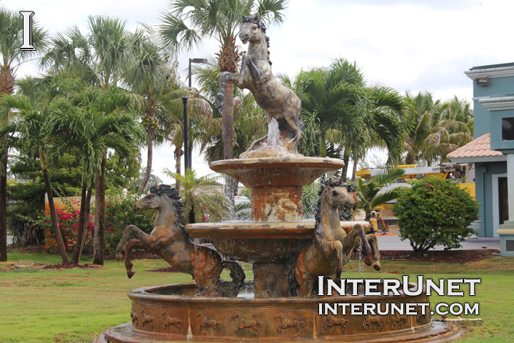 fountain-with-horses-in-Fort-Myers-Florida