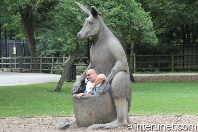kangaroo-sculpture-with-men