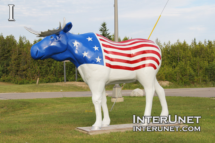 moose-sculpture-American-flag