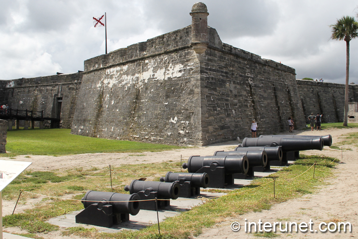 old-weapons-in-Castillo-De-San-Marcos 