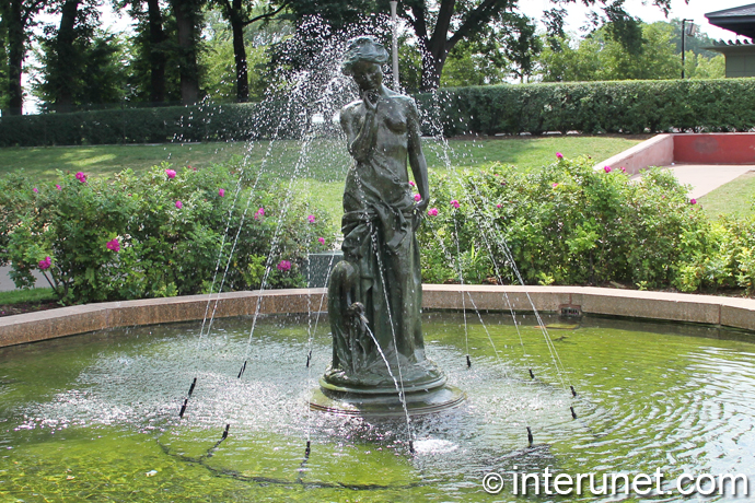 sculpture-of-a-woman-in-the-fountain-near-Buckingham-fountain-in-Chicago