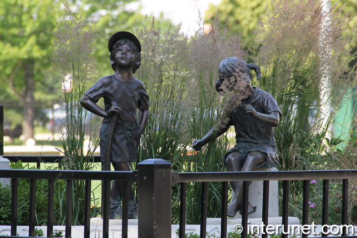 sculpture-of-boy-and-girl-in-the-park