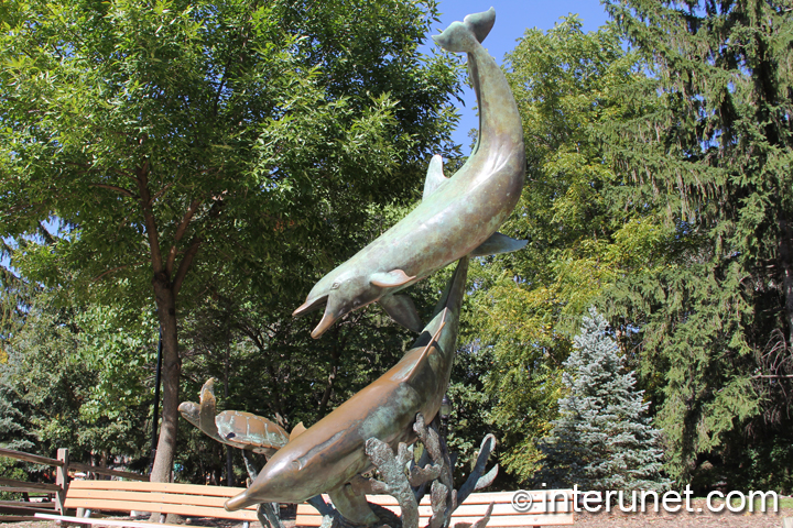 sculpture-of-dolphins-and-turtle