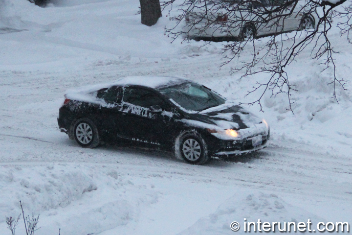 Honda-Civic-on-the-road-full-of-snow-and-ice 