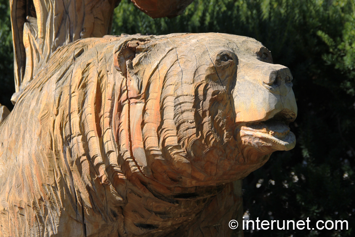 wood-carved-bear-statue