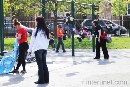 children-with-mothers-in-the-park