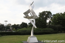 “Celestial Trio” sculpture in Chicago by Bruce Niemi