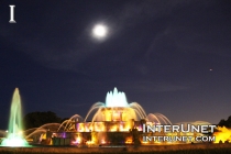 Buckingham-Fountain-at-night-view-with-moon