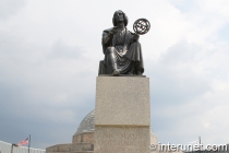 Nicolaus-Copernicus-Monument-in-front-of-Adler-Planetarium-in-Chicago
