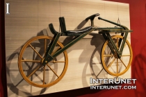 The-Draisiene-Walking-Machine-Old-bicycle 