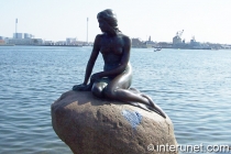 bronze-statue-of-a-mermaid-in-Denmark