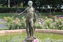 fountain-with-statue