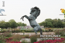 horse-sculpture-in-Brookfield-Zoo