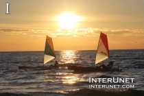 sailing-on-the-ocean-at-sunset