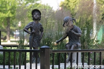 sculpture-of-boy-and-girl-in-the-park