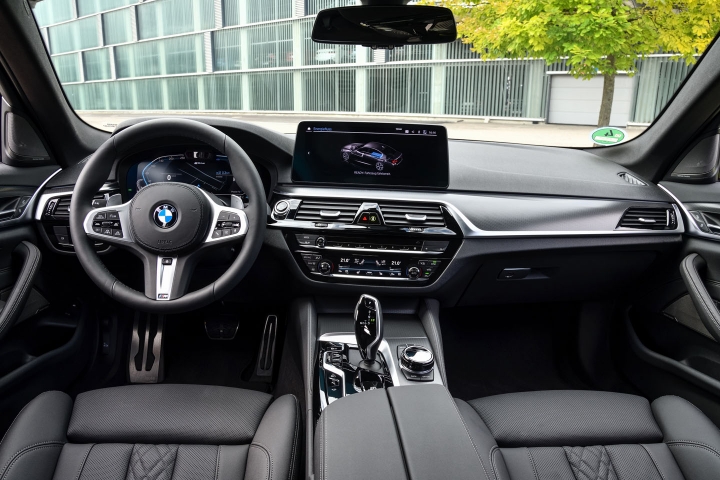 2021 BMW 545e xDrive Sedan interior
