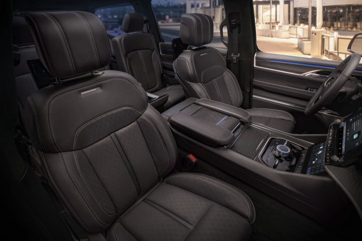 2022-Jeep-Grand-Wagoneer-front-seats