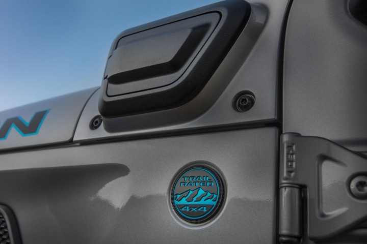 2021-Jeep-Wrangler-Rubicon-4xe-plug-in-outlet