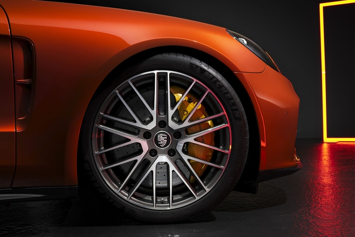 2021-Porsche-Panamera-Turbo-S-sport-wheels