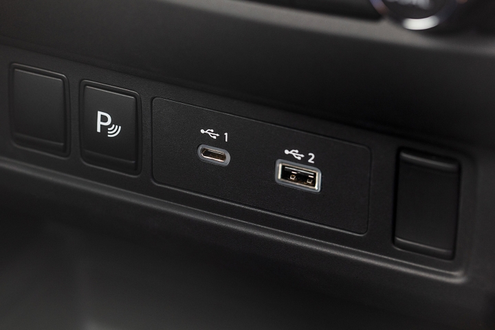 Nissan_Frontier_2022_Charging_Ports