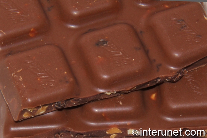 chocolate-bar-with-raisins-and-nuts