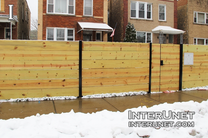 horizontal-boards-wood-fence-on-steel-posts