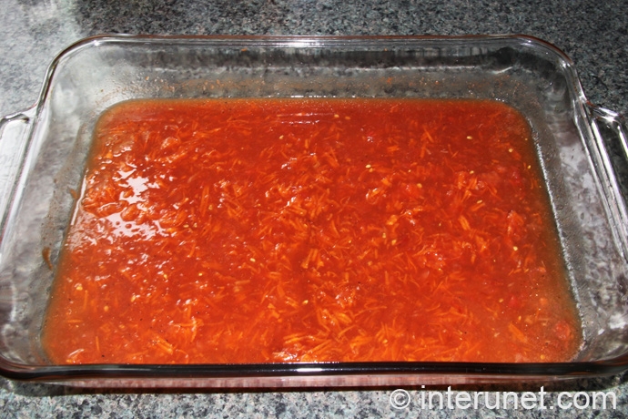 sauce-in-the-glass-baking-pan