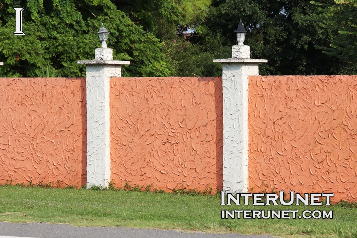 stucco-finished-solid-fence-design-ideas