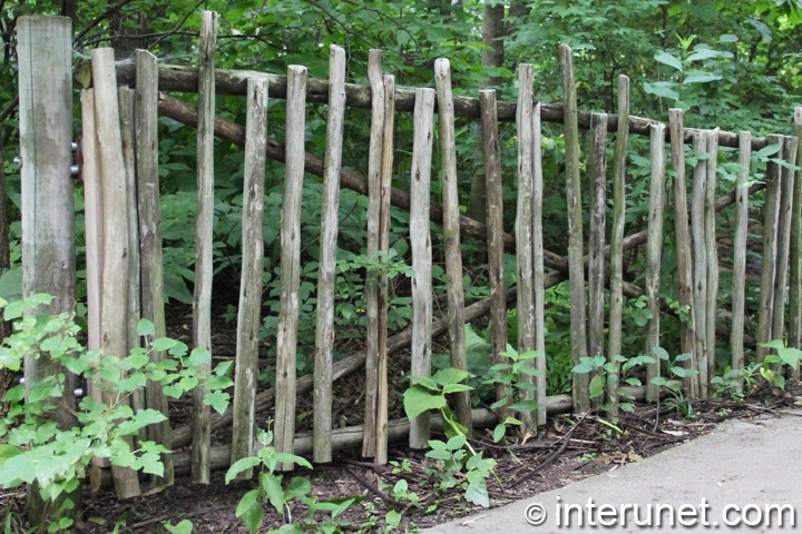 unusually-simple-agricultural-fence