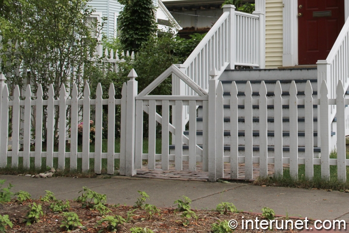 wood-picket-fence-painted-white
