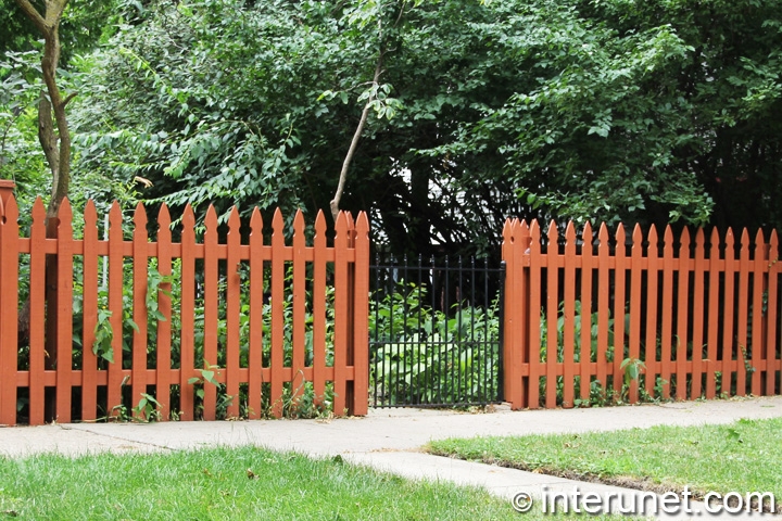 wood-picket-fence-with-metal-gate