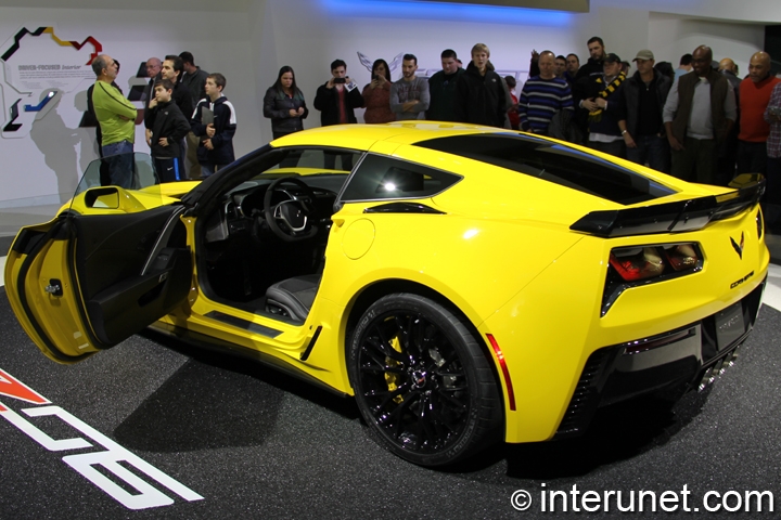 2015-Chevrolet-Corvette-Z06-side-view-with-open-door