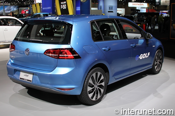 2015-Volkswagen-Golf-EV-rear-side-view