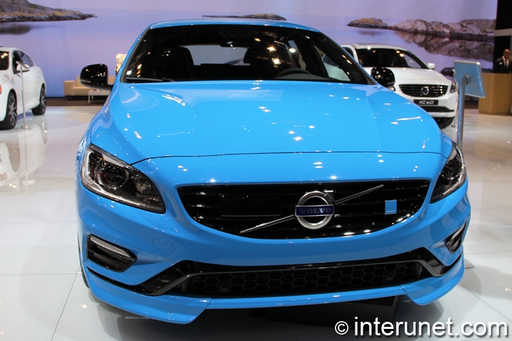 2015-Volvo-V60-Polestar-front-view