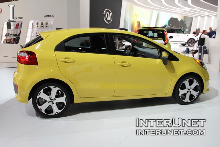 2016-Kia-Rio-Hatchback-passenger-side 