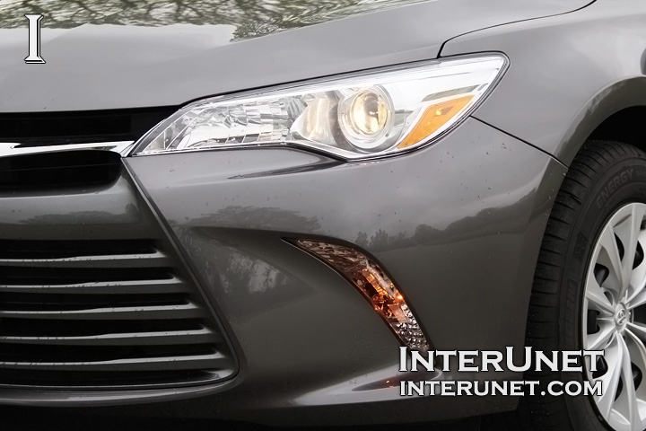 2016-Toyota-Camry-front-lights-on