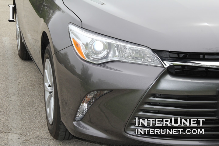 2016-Toyota-Camry-front-right-lights